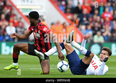 Alli Dele de Tottenham Hotspur est abordé par Jefferson Lerma d'AFC Bournemouth - Bournemouth AFC v Tottenham Hotspur, Premier League, stade de vitalité, Bournemouth - 4e mai 2019 Editorial N'utilisez que des restrictions s'appliquent - DataCo Banque D'Images