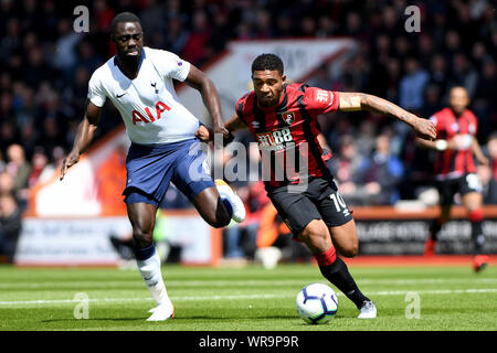 Jordon Bie d'AFC Bournemouth et Davinson Peintures Sanchez de Tottenham Hotspur bataille pour la balle - AFC Bournemouth v Tottenham Hotspur, Premier League, stade de vitalité, Bournemouth - 4e mai 2019 Editorial N'utilisez que des restrictions s'appliquent - DataCo Banque D'Images