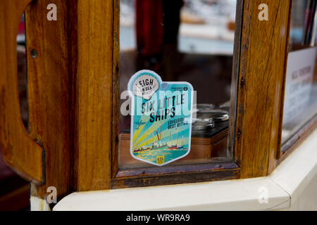 'Six peu de provisions de bière autocollant publicitaire sur la fenêtre de 'Janthea «unkirk, un petit navire", participant de l'opération "Dynamo" en 1940, à l'Acc Banque D'Images
