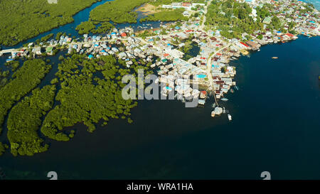 Village près de mangroves dans la baie de l'océan, vue d'en haut. Siargao island, Philippines. Banque D'Images