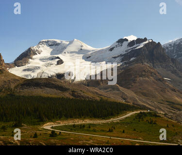 Route sinueuse menant au glacier, glace de Columbia dans le parc national Jasper, Alberta, Canada. Banque D'Images