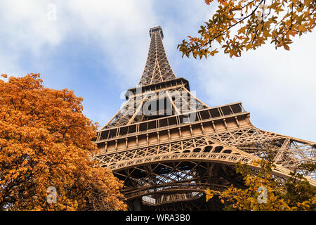 Tourné à angle faible de la Tour Eiffel à Paris, France sur une journée d'automne brun entouré de feuilles d'arbres, de la tour Eiffel dans l'automne Banque D'Images