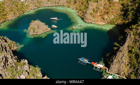 Drone aérien des lagunes et criques avec de l'eau bleu lagon. parmi les rochers, Quietude Productions Lake.montagnes couvertes de forêts. Seascape, un paysage tropical. Busuanga, Palawan, Philippines Banque D'Images