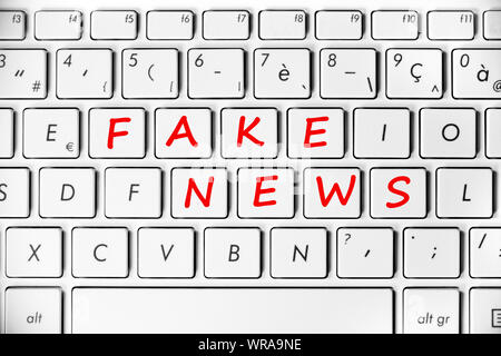 Fake news écrit sur un clavier d'ordinateur background Banque D'Images