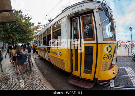 Lisbonne, Portugal - circa 2019,Juillet : tramway jaune vintage typique de Lisbonne, Portugal Banque D'Images