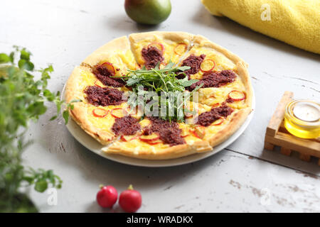 Pizza italienne avec des légumes et de la sauce tomate. Banque D'Images