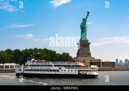 Le ferry pour la Statue de la liberté, vue d'un bateau transportant des touristes de Liberty Island à New York Harbor, États-Unis. Banque D'Images