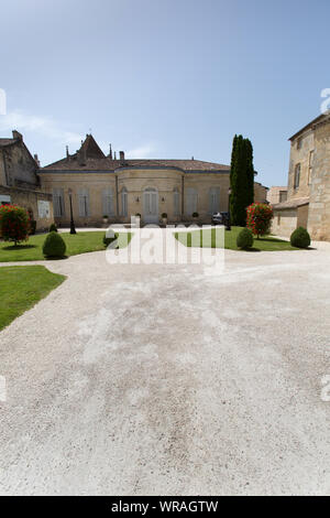 Ville de Saint-Emilion, France. Village pittoresque vue arrière de l'Hôtel de Ville (mairie/mairie) cour intérieure au 45 rue Guadet. Banque D'Images