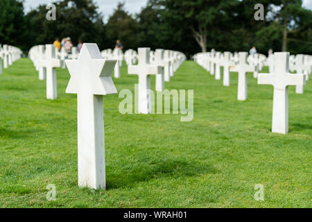 Omaha Beach, Normandie / France - 16 août 2019 : avis de pierres tombales chrétiennes et juives dans le cimetière américain de Omaha Beach en Normandie Banque D'Images