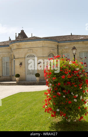 Ville de Saint-Emilion, France. Village pittoresque vue arrière de l'Hôtel de Ville (mairie/mairie) cour intérieure au 45 rue Guadet. Banque D'Images