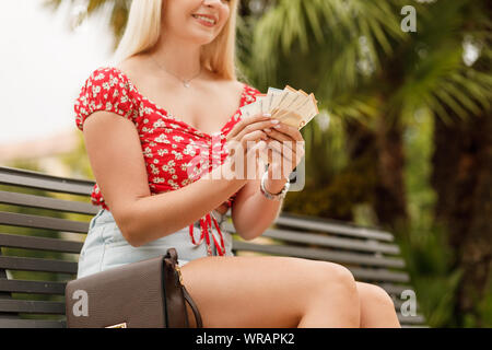 Female hands holding euro bills. Euro Argent. Fond d'espèces en euros. Banque D'Images