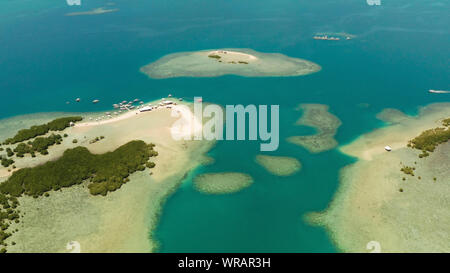 Belle plage sur l'île tropicale entourée de récifs de corail, Sandy bar avec les touristes. Honda Bay Vue d'en haut. Luli island. L'été et les vacances, Philippines, Palawan Banque D'Images