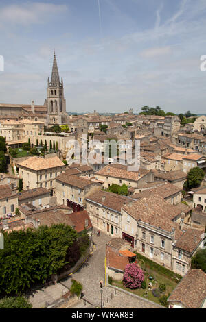 Ville de Saint-Emilion, France. Vue panoramique sur la pittoresque ville médiévale, et l'UNESCO World Heritage Site, de St Emilion. Banque D'Images