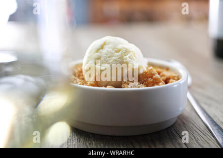 Crème brulée au dessert de la crème glacée et de sésame dans caramel. Banque D'Images