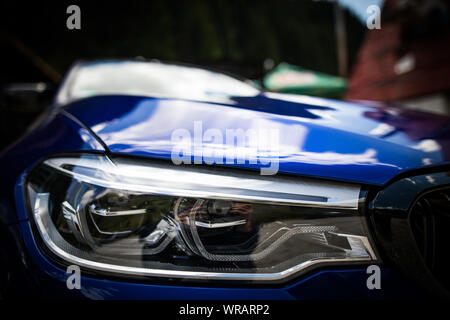 Gros plan de certains phares d'automobile LED. Banque D'Images