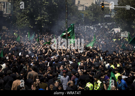 Téhéran, Téhéran, Iran. 10 Sep, 2019. Les Iraniens brûler un tente comme ils font à l'Achoura cérémonies à Téhéran, Iran. L'Achoura commémore le jour anniversaire de la mort du troisième Imam chiite Hussein, qui était le petit-fils du prophète musulman Mahomet. Achoura est le pic de dix jours de deuil lorsque les musulmans chiites pleurent la mort de l'Imam Hussein dont le sanctuaire est à Karbala, dans le sud de l'Iraq. Credit : Rouzbeh Fouladi/ZUMA/Alamy Fil Live News Banque D'Images