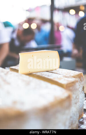 Local artisanal fromage traditionnel sur un stand. Banque D'Images