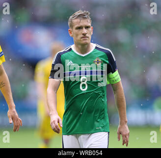 LYON, FRANCE - 16 juin 2016 : Steven Davis, le capitaine de l'Irlande du Nord en action pendant l'UEFA EURO 2016 match contre l'Ukraine au stade de stade de Lyon à Lyon. Le nord de l'Irlande a gagné 2-0 Banque D'Images