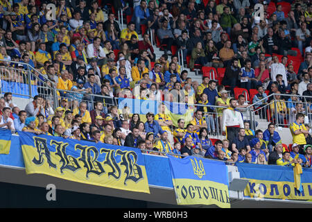 LYON, FRANCE - 16 juin 2016 : Tribunes de Stade de Lyon stadium bondé d'Ukraine fans pendant l'UEFA EURO 2016 match Ukraine v Irlande du Nord Banque D'Images