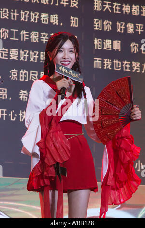 Chanteuse et actrice chinoise Wu Xuanyi chinois de groupe pop idole Rocket Girls 101 assiste à un événement promotionnel pour un jeu mobile dans la ville de Guangzhou, au sud Banque D'Images