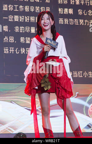 Chanteuse et actrice chinoise Wu Xuanyi chinois de groupe pop idole Rocket Girls 101 assiste à un événement promotionnel pour un jeu mobile dans la ville de Guangzhou, au sud Banque D'Images