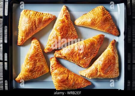 Du chiffre d'apple de pâte feuilletée sur une plaque de cuisson, vue horizontale à partir de ci-dessus, flatlay, close-up Banque D'Images
