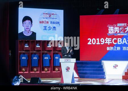 Étoile de basket-ball chinois Yao Ming, Président de la Chinese Basketball Association (CBA), introduit le candidat Wang Shaojie pendant le projet d'ABC 201 Banque D'Images