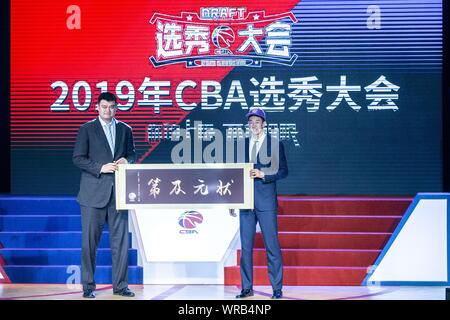 Étoile de basket-ball chinois Yao Ming, gauche, Président de la Chinese Basketball Association (CBA), pose avec le gagnant pick Wang Shaojie au cours de l'ABC D Banque D'Images