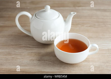 Tasse de thé et de biscuits cookies raisin libre isolé sur table en bois Banque D'Images