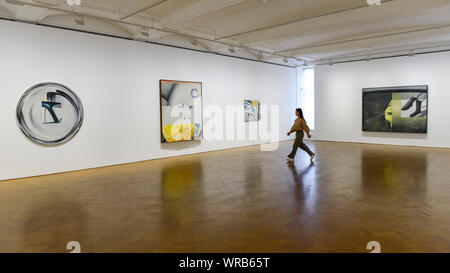 Londres, Royaume-Uni. 10 septembre 2019. Une vue générale du rez-de-chaussée un espace de galerie dont (L) 'Tube', 1961, (R) 'La Lumière qui ne manqueront pas l', 1961, à un essai de "visualiser les années 60', la première exposition d'œuvres en profondeur par l'artiste James Rosenquist. D'un peintre de panneaux publicitaires commerciaux à New York, pour une carrière comme un artiste Pop, Rosenquist a été décrit comme Andy Warhol's favorite. L'exposition est à la Galerie Yvon Lambert à Mayfair 10 septembre au 9 novembre. Crédit : Stephen Chung / Alamy Live News Banque D'Images