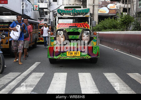 Manille, Philippines. 31 juillet, 2019. Un jeepney durs à travers la capitale des Philippines. Les Jeepneys sont converties à l'origine que jeeps militaires ont été abandonnés par l'armée américaine après la Seconde Guerre mondiale. Les Philippins reconstruite entre eux et les ont utilisés comme taxis. La demande pour ces véhicules est toujours si grand qu'ils sont maintenant complètement fabriquées à la main. Les voitures sont peintes à la fin avec beaucoup d'attention aux détails et sont ensuite véritable art galeries sur roues. Credit : Alejandro Ernesto/dpa/Alamy Live News Banque D'Images