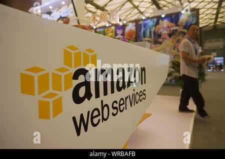 Fichier ****un visiteur passe devant le stand d'Amazon Web Services lors d'une exposition à Shanghai, Chine, le 27 juillet, 2017. Banque D'Images