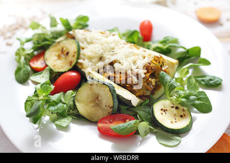 Les courgettes farcies aux lentilles vertes et des légumes. En Casserole. Un régime végétarien sain Banque D'Images