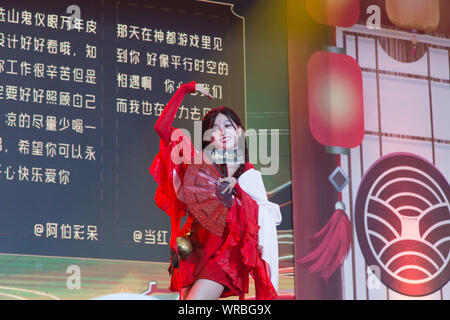 Chanteuse et actrice chinoise Wu Xuanyi chinois de groupe pop idole Rocket Girls 101 assiste à un événement promotionnel pour un jeu mobile dans la ville de Guangzhou, au sud Banque D'Images