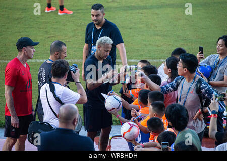 La star brésilienne du football Neymar de Paris Saint-Germain, signe des autographes pour les fans dans une session de formation au cours du PSG 2019 Tour de Chine dans la ville de Shenzhen, s Banque D'Images