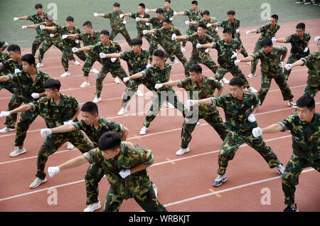 Les étudiants de première année chinoise au cours d'un exercice d'entraînement militaire avant la session le nouveau semestre commence à Cixian premier Senior High School à Cixian Pays Banque D'Images