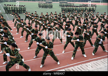 Les étudiants de première année chinoise au cours d'un exercice d'entraînement militaire avant la session le nouveau semestre commence à Cixian premier Senior High School à Cixian Pays Banque D'Images