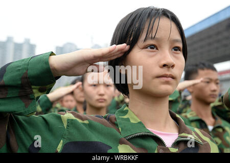 Les étudiants chinois salue les étudiants dans l'exercice au cours d'une session de formation militaire avant le nouveau semestre commence à Cixian premier Senior High School Banque D'Images