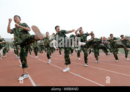 Les étudiants de première année chinoise au cours d'un exercice d'entraînement militaire avant la session le nouveau semestre commence à Cixian premier Senior High School à Cixian Pays Banque D'Images