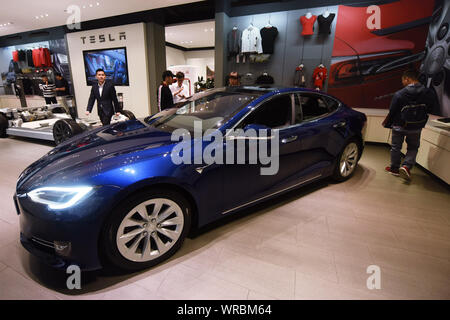 ****Fichier Personnes voir une voiture électrique Tesla Model S Tesla dans un magasin dans la ville de Hangzhou, Zhejiang Province de Chine orientale le 4 avril 2018. Électrique nous c Banque D'Images