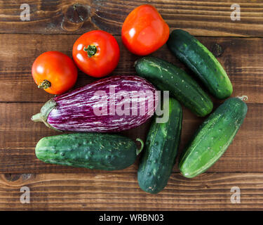 Un mélange de légumes du jardin sur fond de bois Banque D'Images