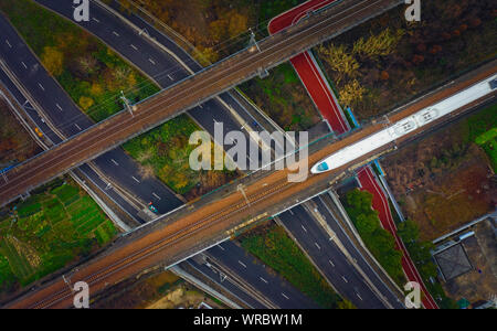 Fichier ****Cette vue aérienne montre un CRH (China railway High-speed) bullet train roulant sur un chemin de fer à grande vitesse à Ningbo City, Zhejiang en Chine de l'Est Banque D'Images