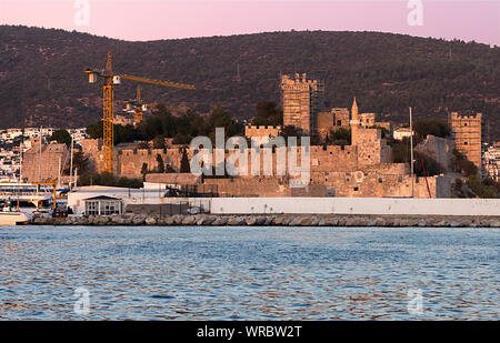 Le château de Bodrum Restauration en cours, d'une distance au soleil du soir. Banque D'Images