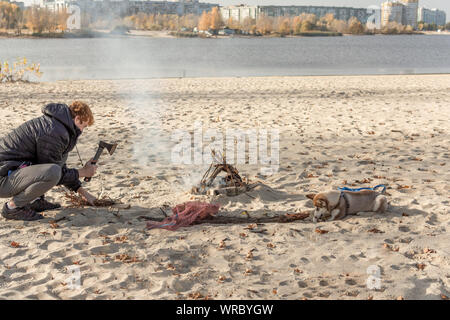 Pique-nique avec joie sur la plage avec un chien. Week-end sur la rivière bay. Banque D'Images