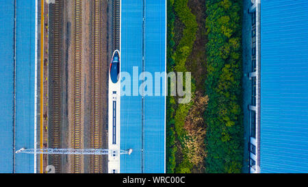 Fichier ****Cette vue aérienne montre un CRH (China railway High-speed), le train en gare d'un train à grande vitesse à Ningbo City, est de la Chine. Banque D'Images