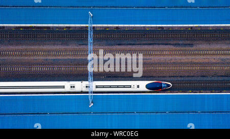 Fichier ****Cette vue aérienne montre un CRH (China railway High-speed), le train en gare d'un train à grande vitesse à Ningbo City, est de la Chine. Banque D'Images