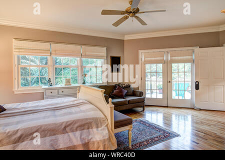 Chambre de bon goût intérieur avec plancher de bois et portes françaises Banque D'Images