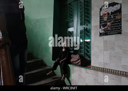 Kolkata, Inde. 10 Sep, 2019. Les communautés musulmanes chiites de Kolkata pleure la mort de l'Imam Hussain Ali le jour d'Ashoura par flagellating eux-mêmes sur le 10e jour du premier mois du calendrier Islamique, Muharram (Deuxième mois le plus saint après Ramzan). Ils ont organisé des processions et organisé des rallyes pour marquer l'anniversaire de la mort du petit-fils du prophète Mahomet. (Photo par Jit Chattopadhyay/Pacific Press) Credit : Pacific Press Agency/Alamy Live News Banque D'Images