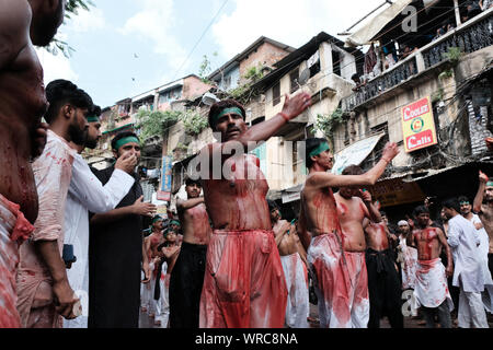 Kolkata, Inde. 10 Sep, 2019. (NOTE DU RÉDACTEUR : image représente le contenu graphique) Les communautés musulmanes chiites de Kolkata pleure la mort de l'Imam Hussain Ali le jour d'Ashoura par flagellating eux-mêmes sur le 10e jour du premier mois du calendrier Islamique, Muharram (Deuxième mois le plus saint après Ramzan). Ils ont organisé des processions et organisé des rallyes pour marquer l'anniversaire de la mort du petit-fils du prophète Mahomet. (Photo par Jit Chattopadhyay/Pacific Press) Credit : Pacific Press Agency/Alamy Live News Banque D'Images
