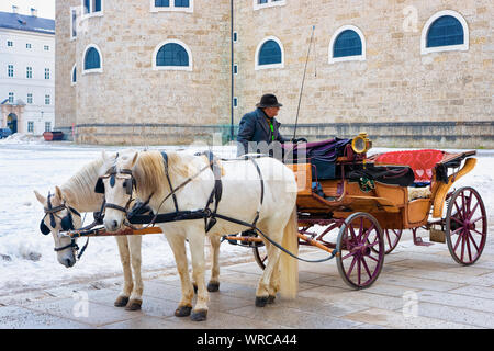 Fiaker à cheval sur rue avec la neige en Autriche Salzbourg Banque D'Images